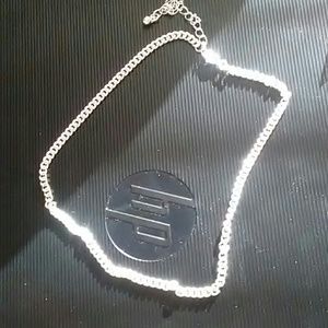 Cadenita pegada al cuello